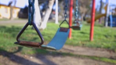 Parkta sallanıyor. Kapat.