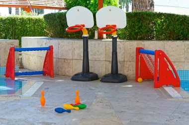 Çocuk parkında çeşitli spor oyunları oynayabilirsiniz. Tüm ekipmanlar çocukların güvenliğini sağlayan malzemelerden yapılmıştır..