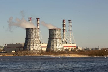 Termik santralin soğutma kulesi. Soğutma kulesinde su, atmosferik hava akımıyla soğutulur.