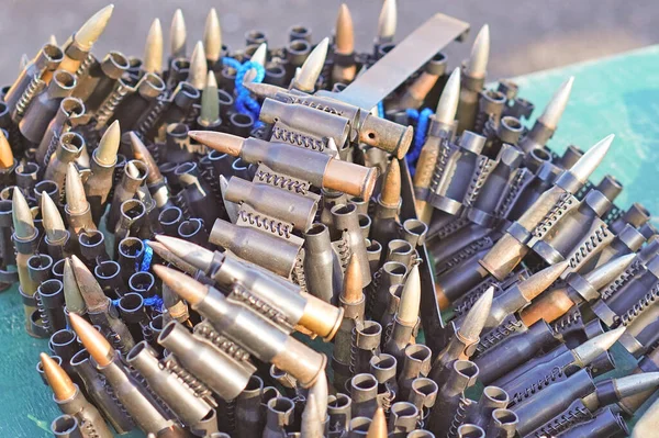Régi Töltények Töltények Töltények Gépfegyverövek Mindezt Egy Bolhapiacon Adják — Stock Fotó