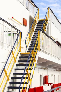 Feribotta uygun ve güvenli bir iskele. Korkuluklar mavi ve sarıya boyanmış..