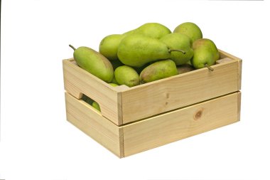 Beyaz arka planda izole edilmiş ahşap armut kutusu.