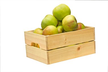 Beyaz arka planda izole edilmiş taze elmalarla dolu tahta kutu.