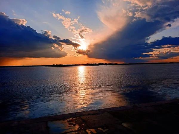 Красивый Закат Набережной Реки После Дождя — стоковое фото