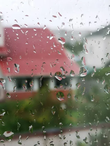 Cottage Através Janela Com Gotas Chuva — Fotografia de Stock