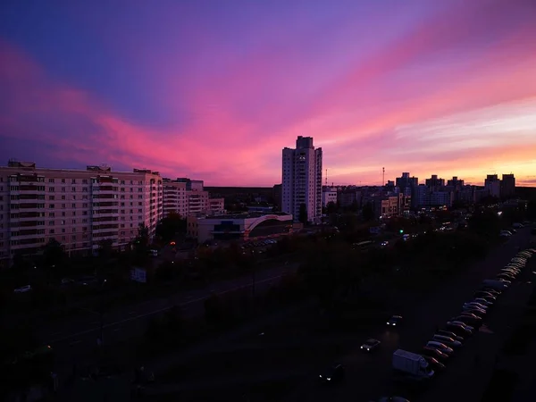 街の真紅の夕日 — ストック写真