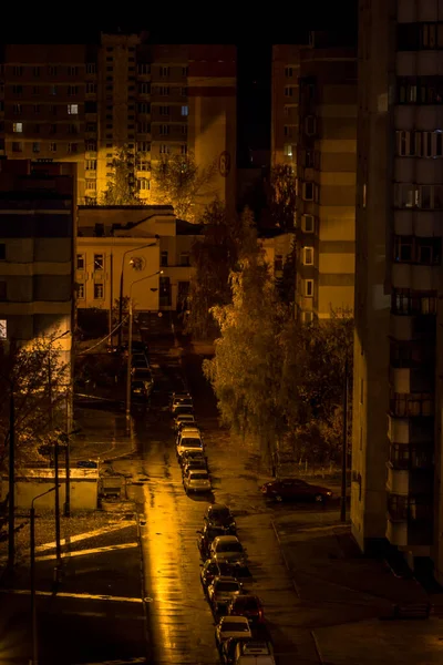 Uma Linha Carros Uma Rua Noturna Iluminada Por Lanternas — Fotografia de Stock