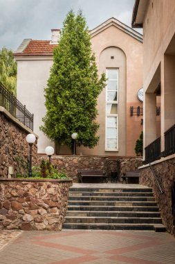 Merdivenleri ve haydutları olan rahat bir avlu.