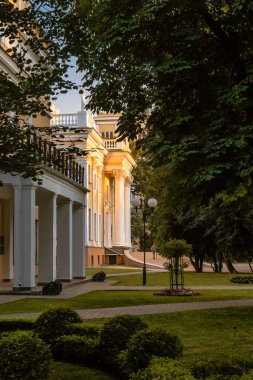 Gün batımında parktaki sarayın bir parçası.