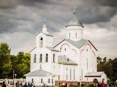 Arka planda fırtınalı bir gökyüzünün tapınağı