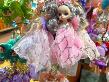 anahtarlık ya da küçük oyuncaklar gibi çok sayıda minyatür oyuncak, bir market tezgahı ya da mağaza gibi bir perakende ortamında asılı duruyor.. 