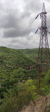 Güzel arkaplan dağları ve su barajı akan fotoğraf çekimi