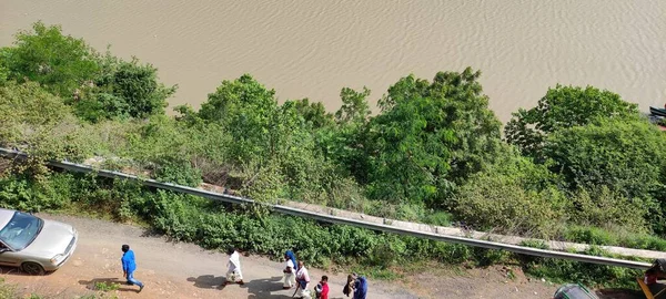 Doğal yeşil arka plan su güzel manzara dağları açık hava turizm görüntüsü