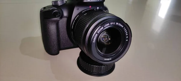 Yeni kamera ve lens güzel arkaplan göz korkutma veya fotoğraf çekimi