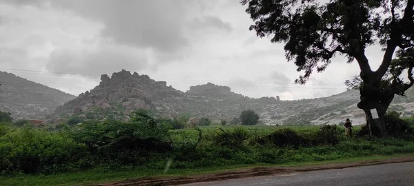 Dağlar ve yeşil ağaçlar Güzel manzara dış plan