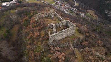 Kış mevsiminde Aosta Vadisi, İtalya 'nın harabe şatosunun hava görüntüsü.
