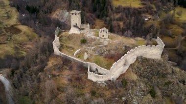 Graines Kalesi 'nin kalıntıları Val D' Ayas, Aosta Vadisi, hava manzaralı.