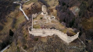 Graines Kalesi 'nin kalıntıları Val D' Ayas, Aosta Vadisi, hava manzarası, kış mevsimi