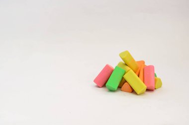 Beyaz arkaplanda kopyalama alanı olan klasik çoklu silgi.