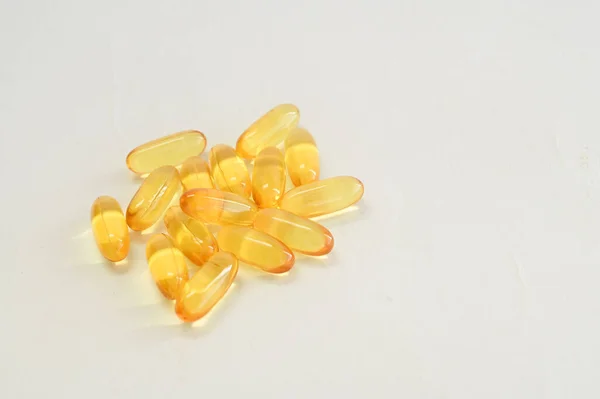 Kapsül Omega 3 yığın beyaz arkaplan üzerinde kopyalama alanı ile