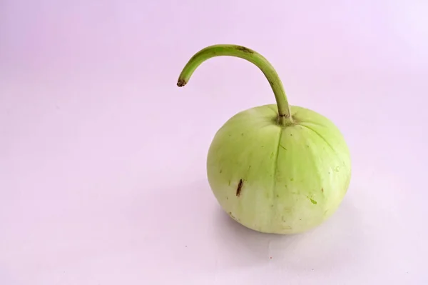 Yuvarlak Şişe Kabağı (Ghiya Gol) beyaz üzerinde izole.