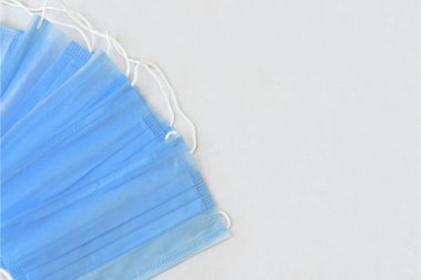 Beyaz cerrahi maskenin yakın plan görüntüsü.