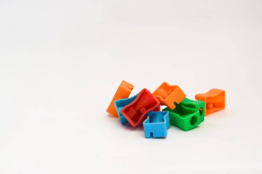 Beyaz arkaplanda kopyalama alanı olan çoklu renk kalemtıraşları izole edildi.