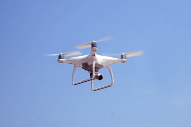 Mavi gökyüzünün arkaplanındaki dörtgen.