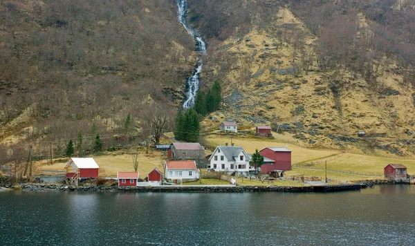 Villaggio con cascata nei fiordi, Norvegia. Scandinavia — Foto Stock