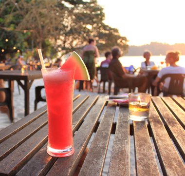 Sahilde, açık hava kafe taze soğuk karpuz suyu