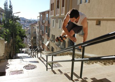 Etkin sokak yaşam tarzı, parkour erkeklerde atlama. Istanbul