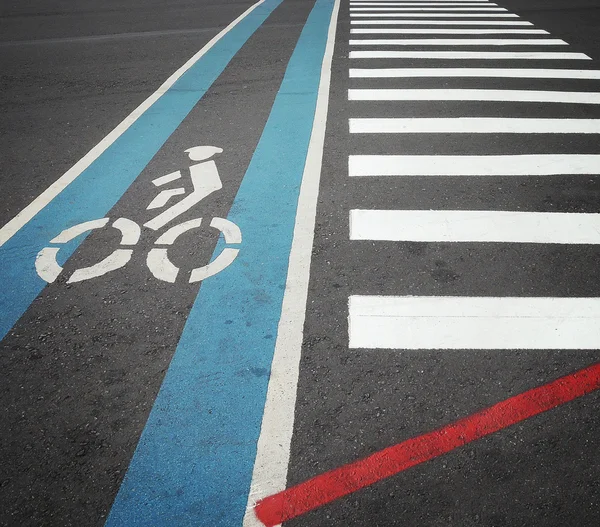 Bicicleta pista em azul com símbolo de motociclista, juntamente com pedestre passarela — Fotografia de Stock