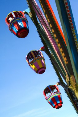 Gökyüzünde renkli dönme dolap