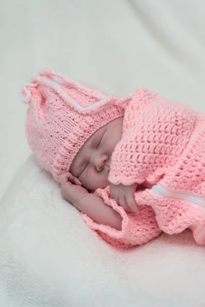 Noworodka, ubrany w strój ręcznie robione — Zdjęcie stockowe
