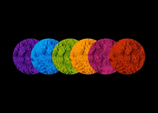 Arco iris círculos maquillaje paleta de colores con sombras rotas sobre fondo negro Fotos de stock libres de derechos