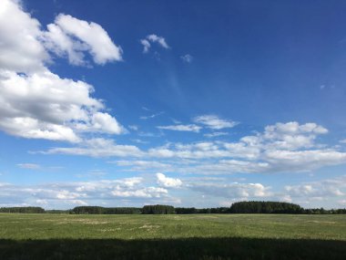 Mavi gökyüzündeki bulutlar