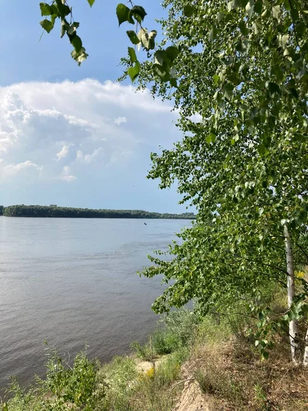 Temmuz 'da nehir manzarası