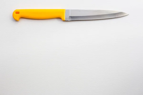 Нож с жёлтой рукояткой — стоковое фото