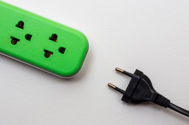 elektrik prizine takın ve güç kablosunu