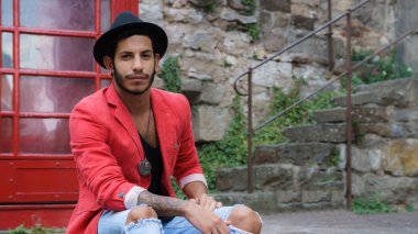 Yakışıklı genç adam.