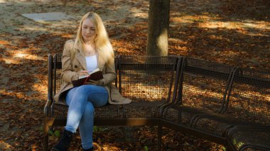 Tatlı genç sarışın kadın