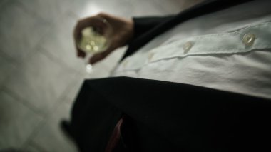 Takım elbiseli adam.