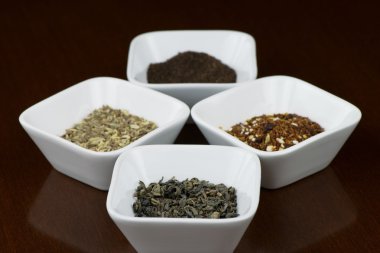 Yansıması ile kare tabak içinde Kuru çay yaprakları