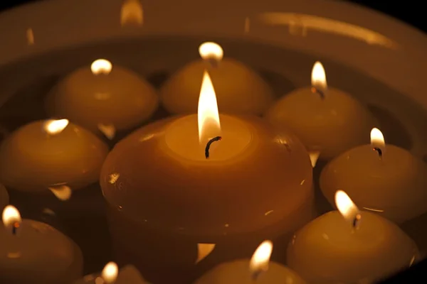 Velas ardientes en agua —  Fotos de Stock