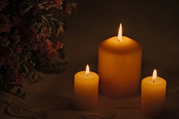 Brandende kaarsen met bloemen — Stockfoto