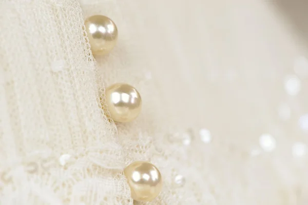 Жемчужные пуговицы на свадебном платье — стоковое фото