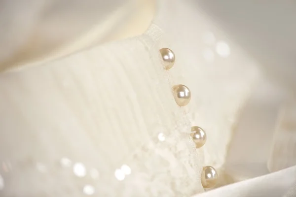 Linie von Perlenknöpfen an einem Hochzeitskleid — Stockfoto