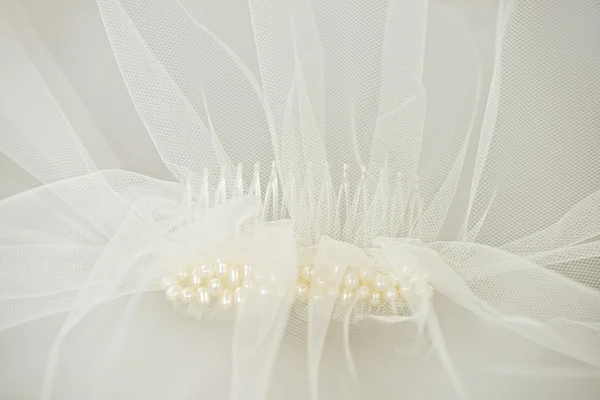 Voile de mariage nuptiale avec peigne en perles — Photo