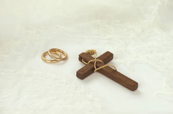 Cruz de madeira com anéis dourados Imagem De Stock