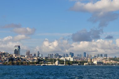 Mavi gökyüzü ile Towncoast